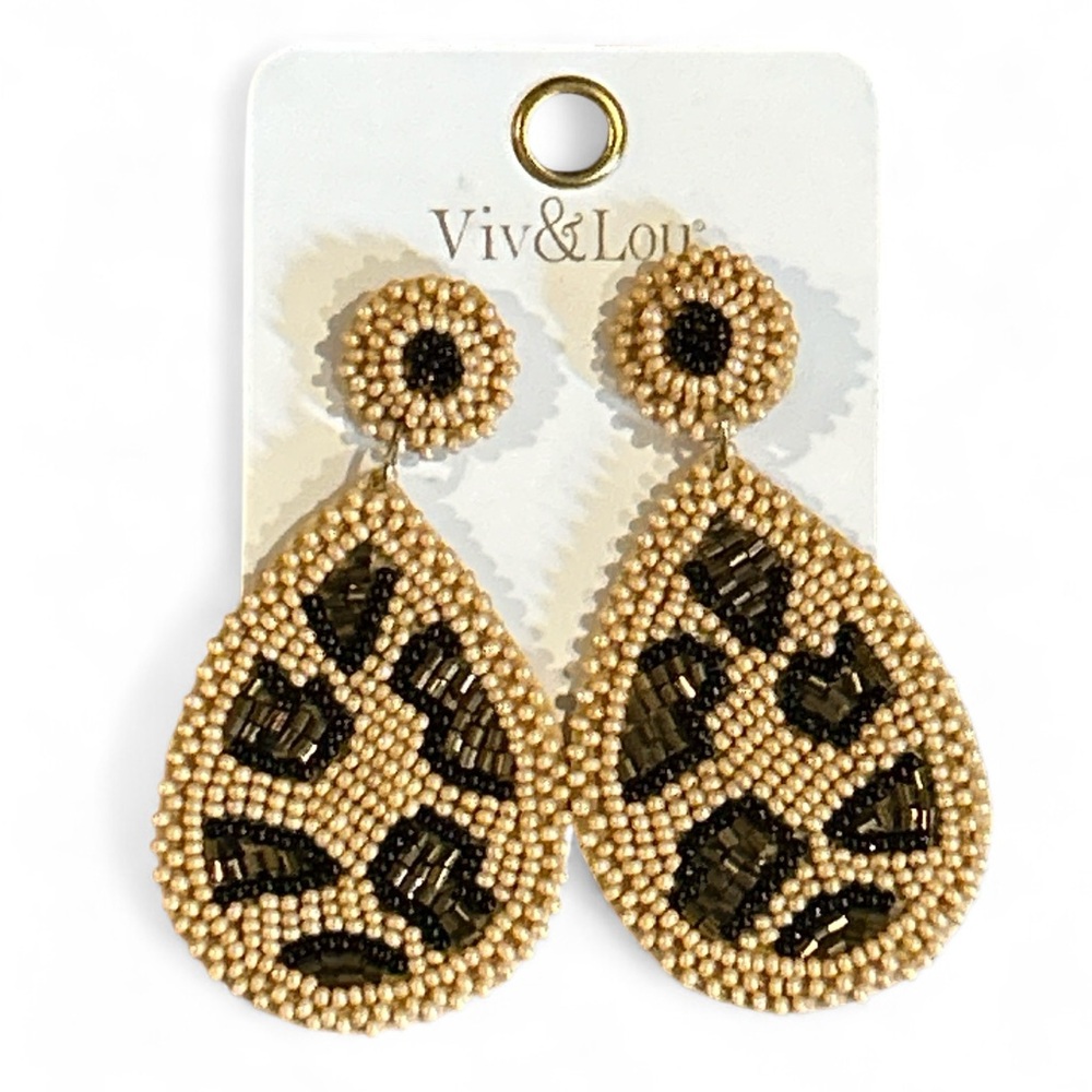 Handmade, Beaded, Tan Cami Leopard Earrings 🐆
New